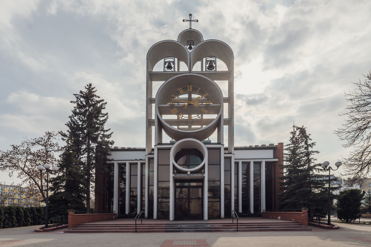 Zdjęcie architektury budynku Kościół Sanktuarium Matki Bożej Królowej Polskich Męczenników